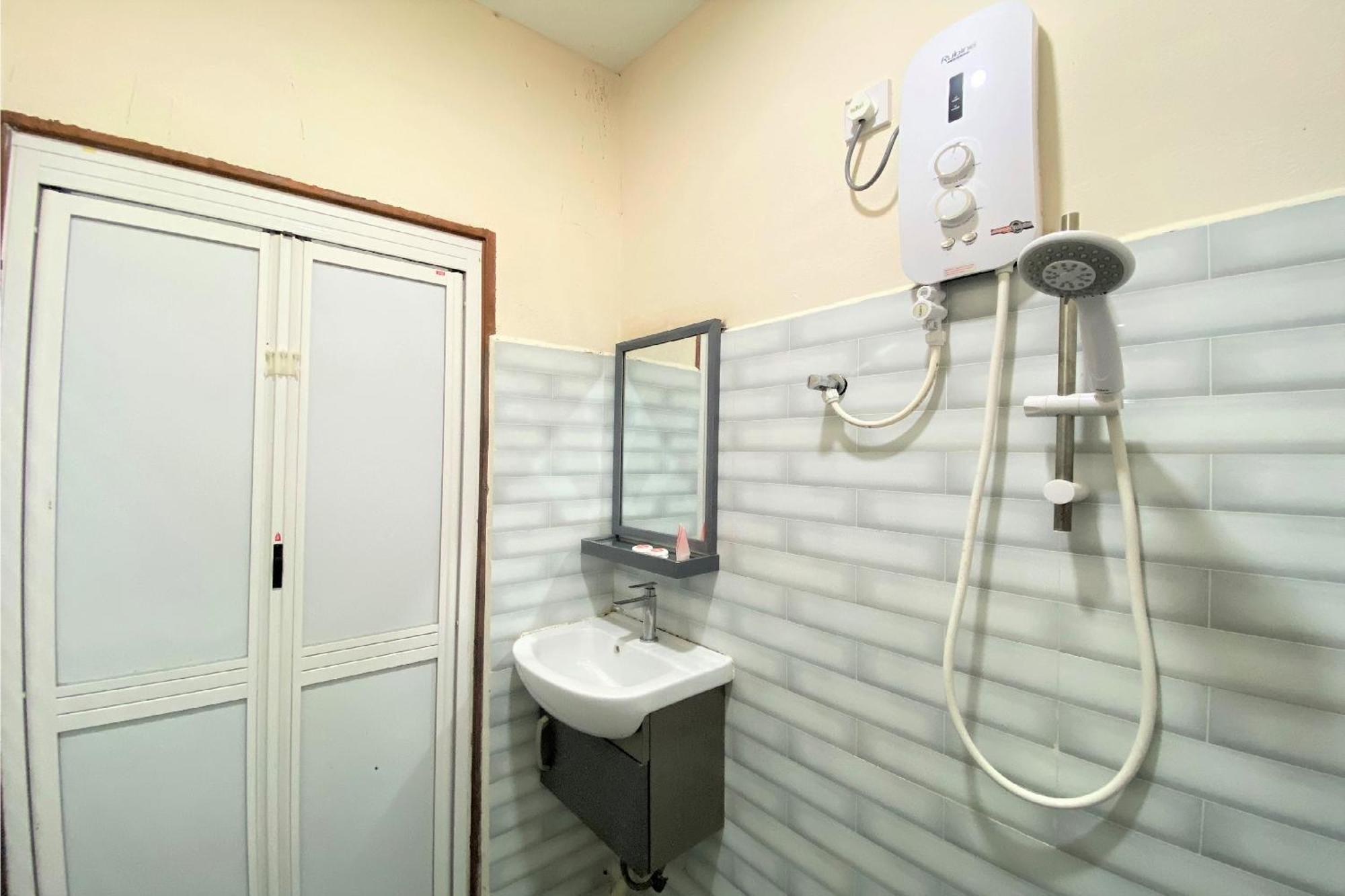Oyo 90205 Bayu Sintok Motel Чанглун Экстерьер фото
